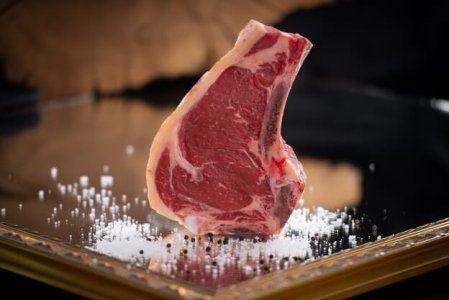 Hovězí vysoký roštěnec s kostí - vyzrálé maso (porce cca 300 g)